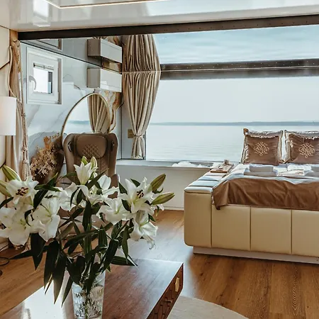 Grand Ht Houseboats- Domki Na Wodzie - Jacuzzi, Sauna, Motorboat Großmöllen Exterior foto