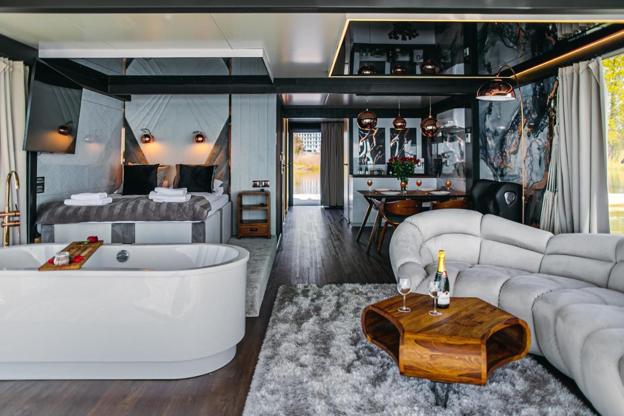 Domki na wodzie - Grand HT Houseboats - with sauna, jacuzzi&massage chair Hotel na wodzie