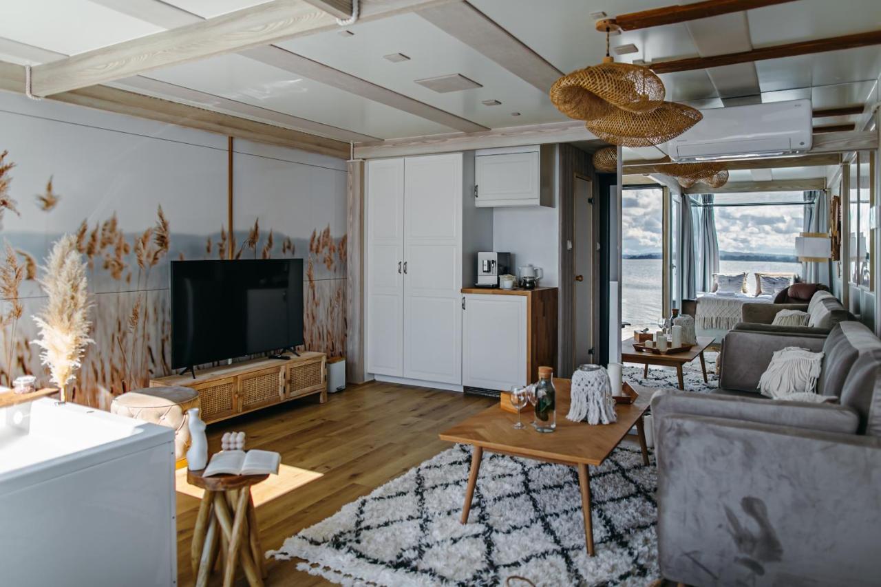 Domki na wodzie - Grand HT Houseboats - with sauna, jacuzzi&massage chair Hotel na wodzie *