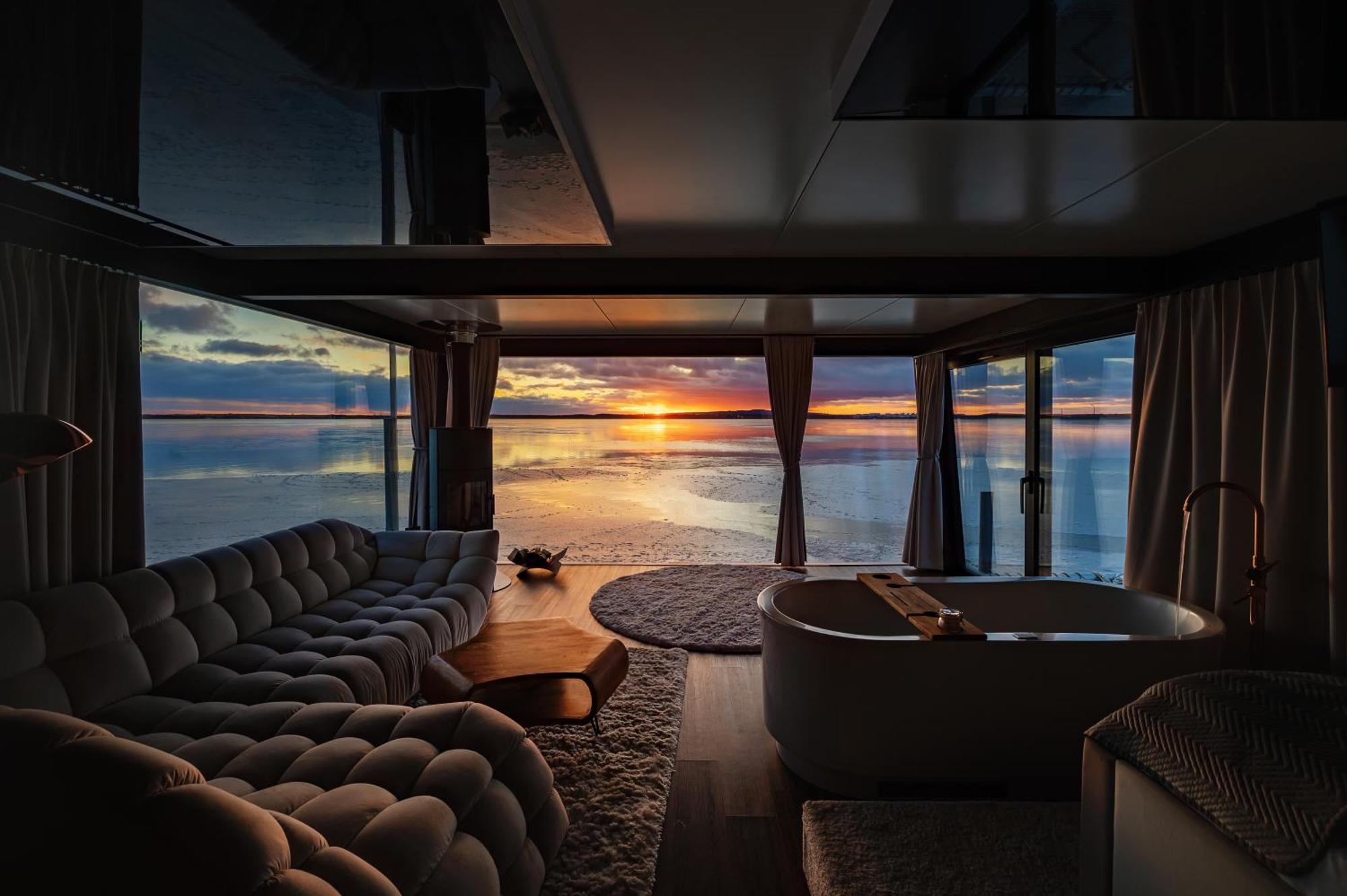 Domki na wodzie - Grand HT Houseboats - with sauna, jacuzzi&massage chair Hotel na wodzie