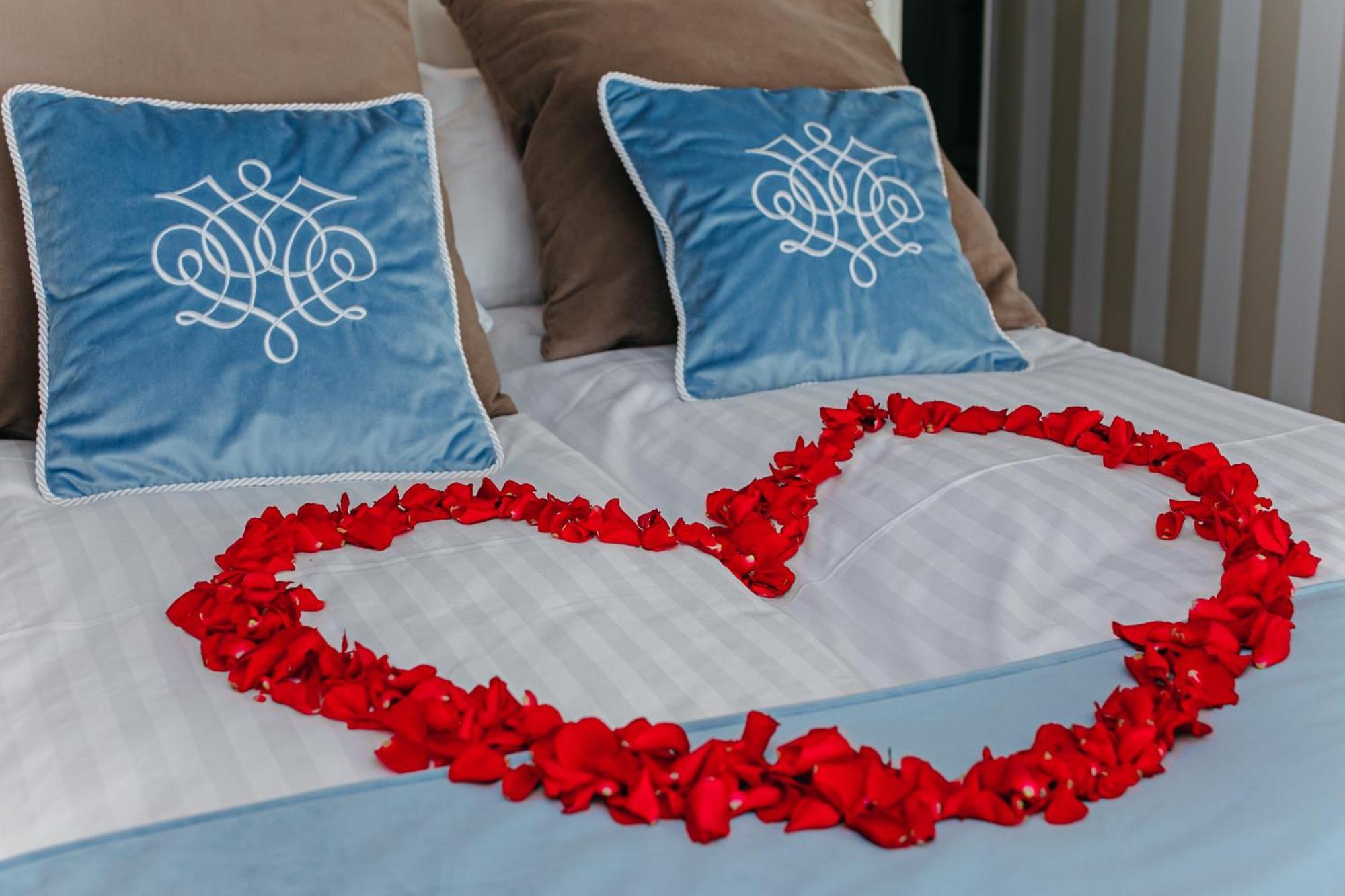 Hotel na wodzie Domki na wodzie - Grand HT Houseboats - with sauna, jacuzzi&massage chair