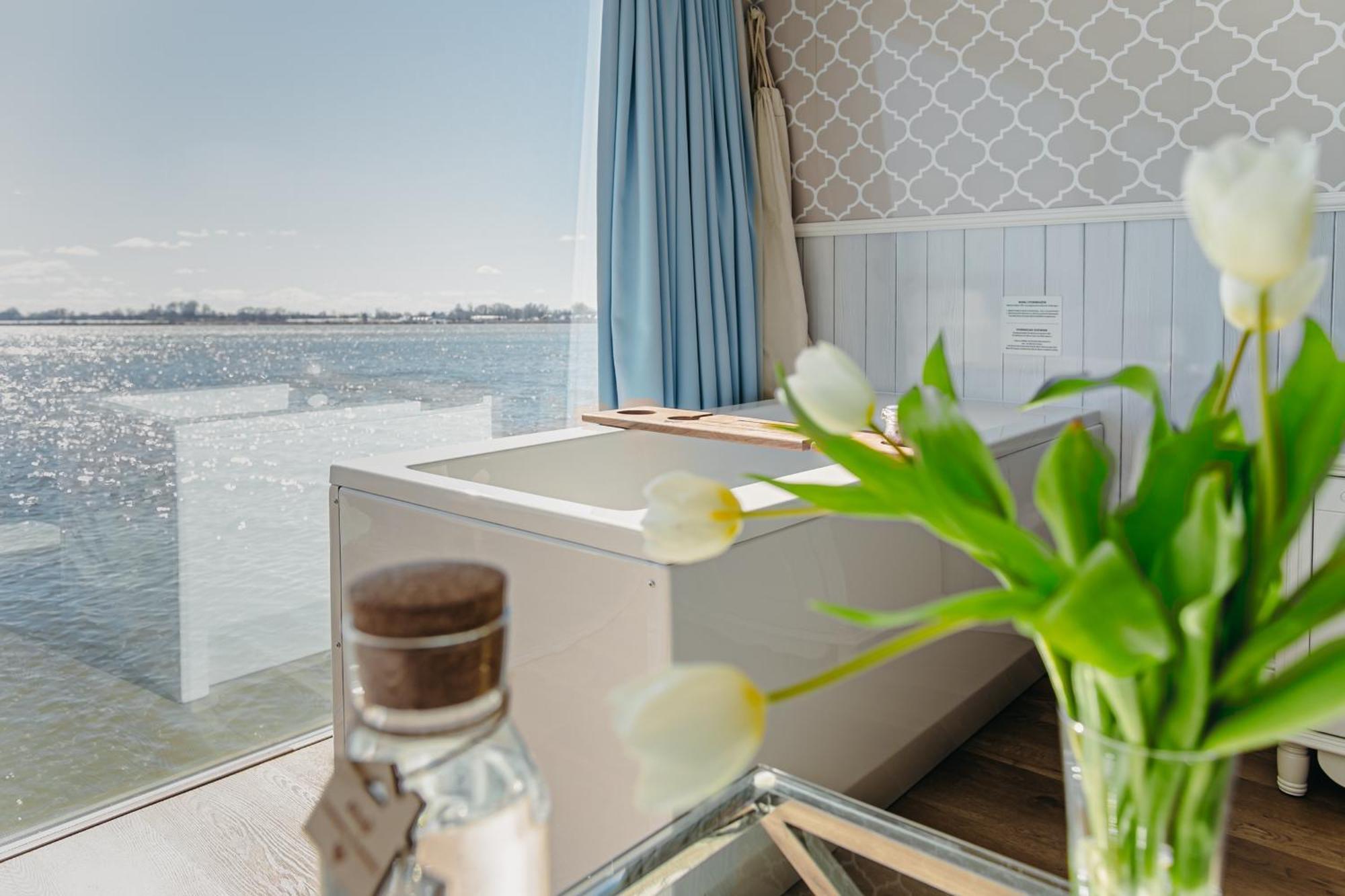 Domki na wodzie - Grand HT Houseboats - with sauna, jacuzzi&massage chair Hotel na wodzie