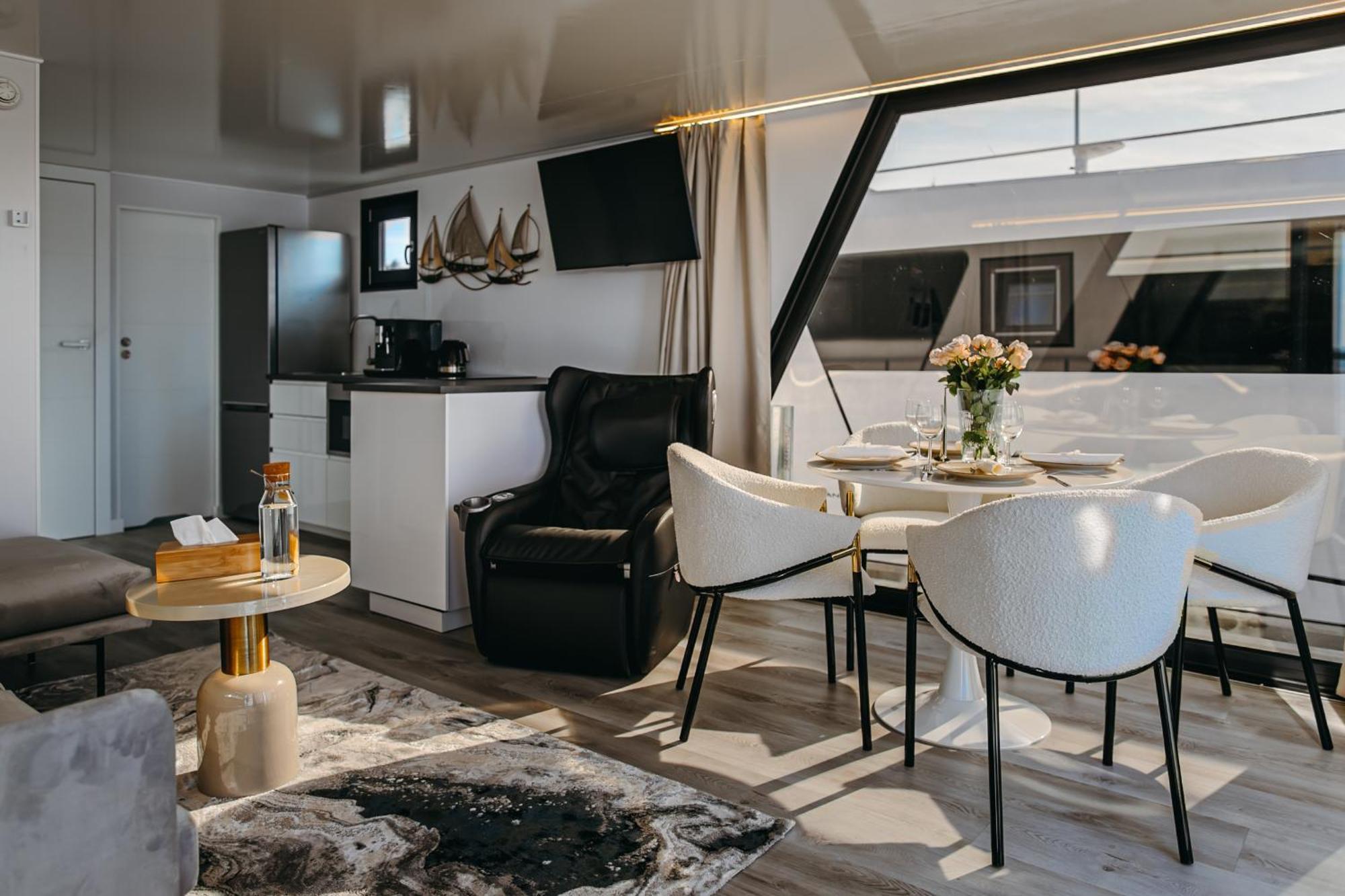 Domki na wodzie - Grand HT Houseboats - with sauna, jacuzzi&massage chair Hotel na wodzie *