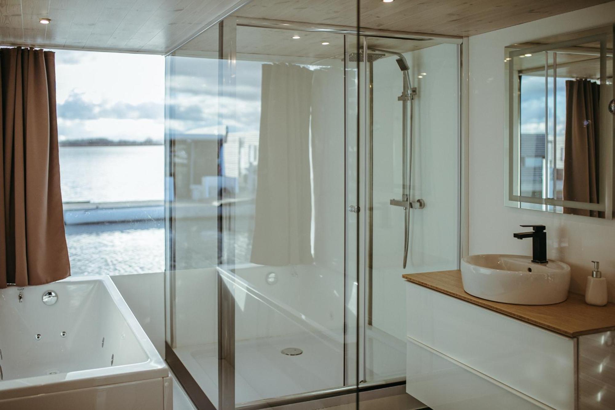 Grand Ht Houseboats- Domki Na Wodzie - Jacuzzi, Sauna, Motorboat Botel
